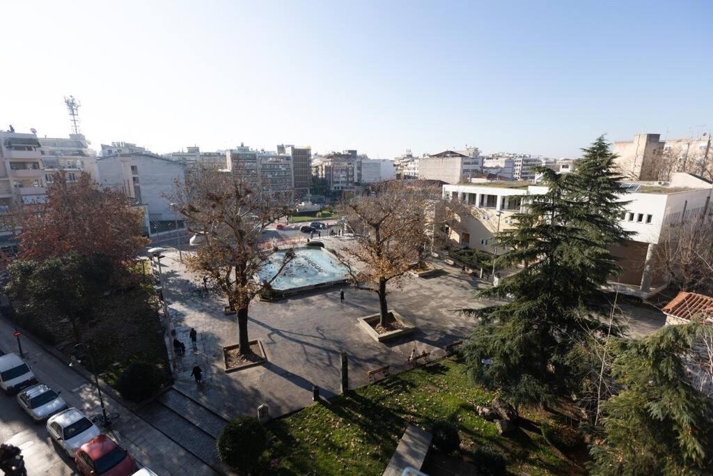 شقة Λάρισα Διαμέρισμα Με Θέα Πλατεία Στο Κέντρο Της Πόλης المظهر الخارجي الصورة
