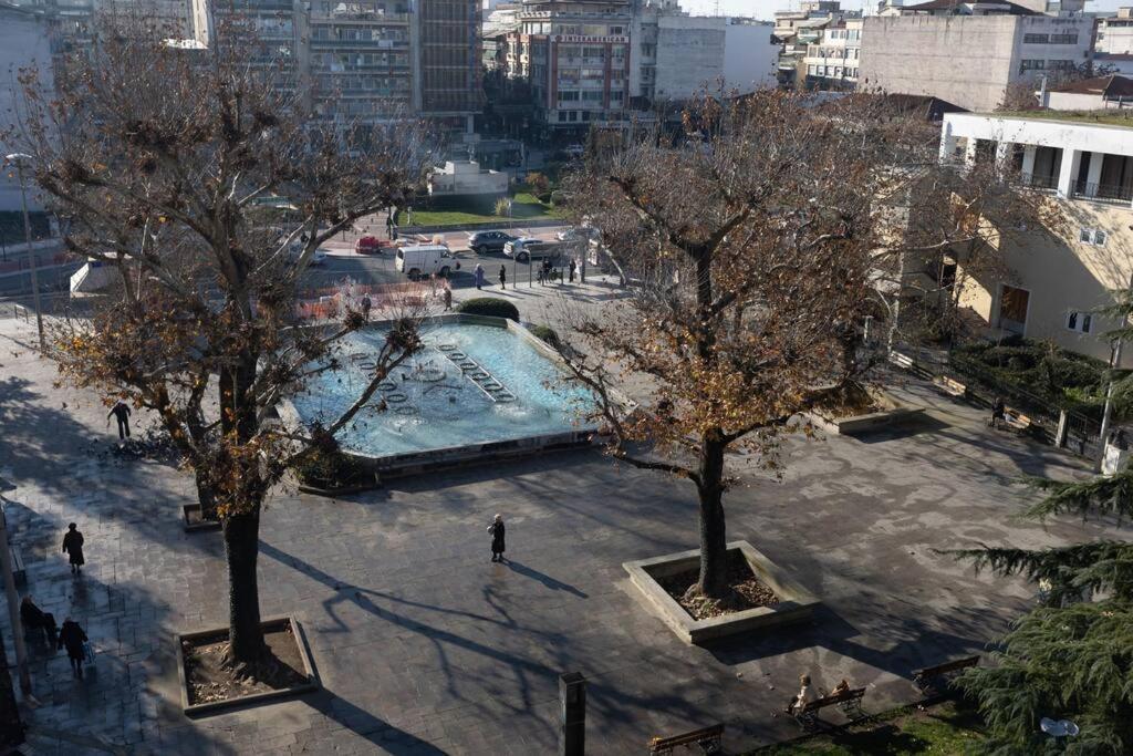 شقة Λάρισα Διαμέρισμα Με Θέα Πλατεία Στο Κέντρο Της Πόλης المظهر الخارجي الصورة